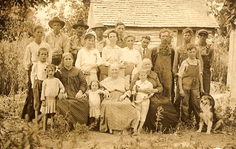 [Vic Love family reunion in 1915]